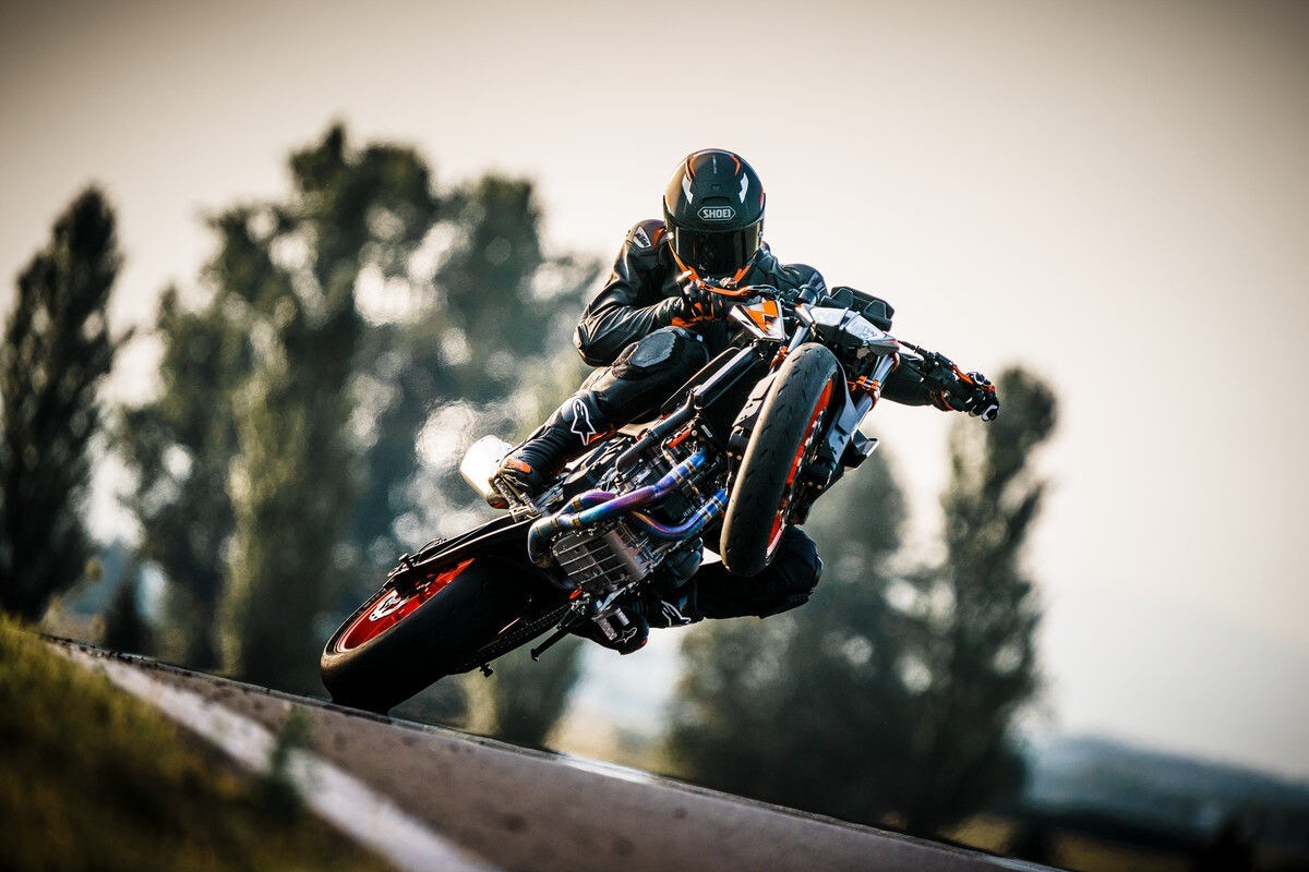KTM: ecco la nuova 890 Duke R 